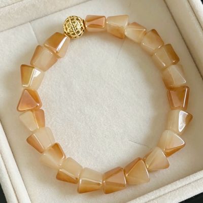 Alabaster Royal, Bracelet