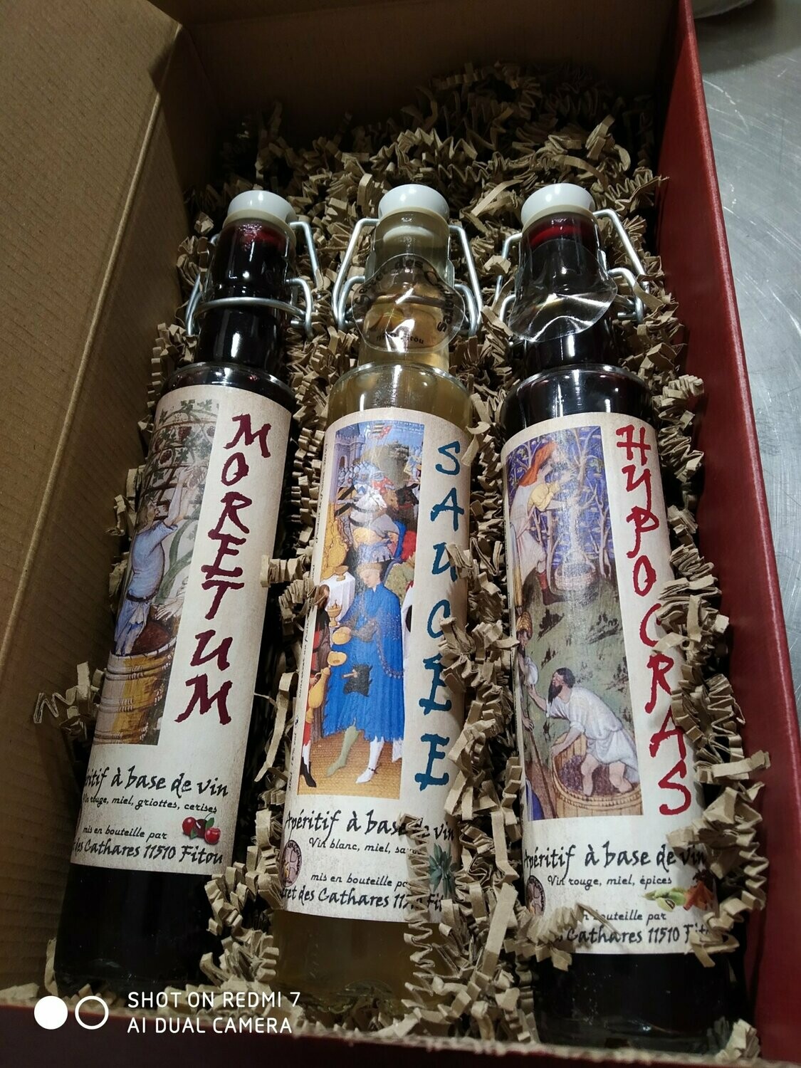 COFFRET 3 VINS (moretum, saugée, hypocras rouge, hypocras blanc, frambrosé, suret ou rosé de Marie au choix)