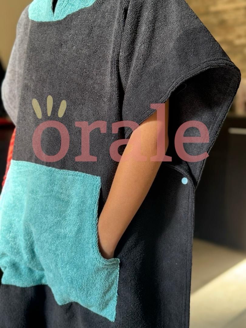 - Poncho Toalla Negro/Turquesa -