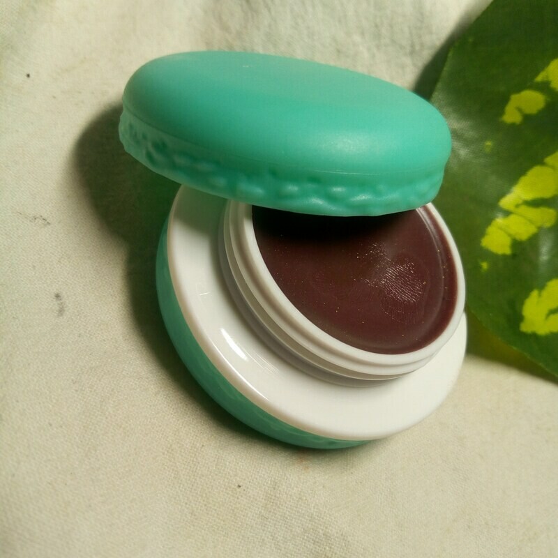 Purple lavender moisturizing macron lipbalm