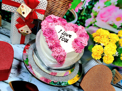 Classic flowers Heart Celebration Cake