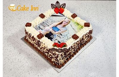 Kinder Bueno & Strawberry With Chocolate Curls On Side Photo Birthday Cake P466