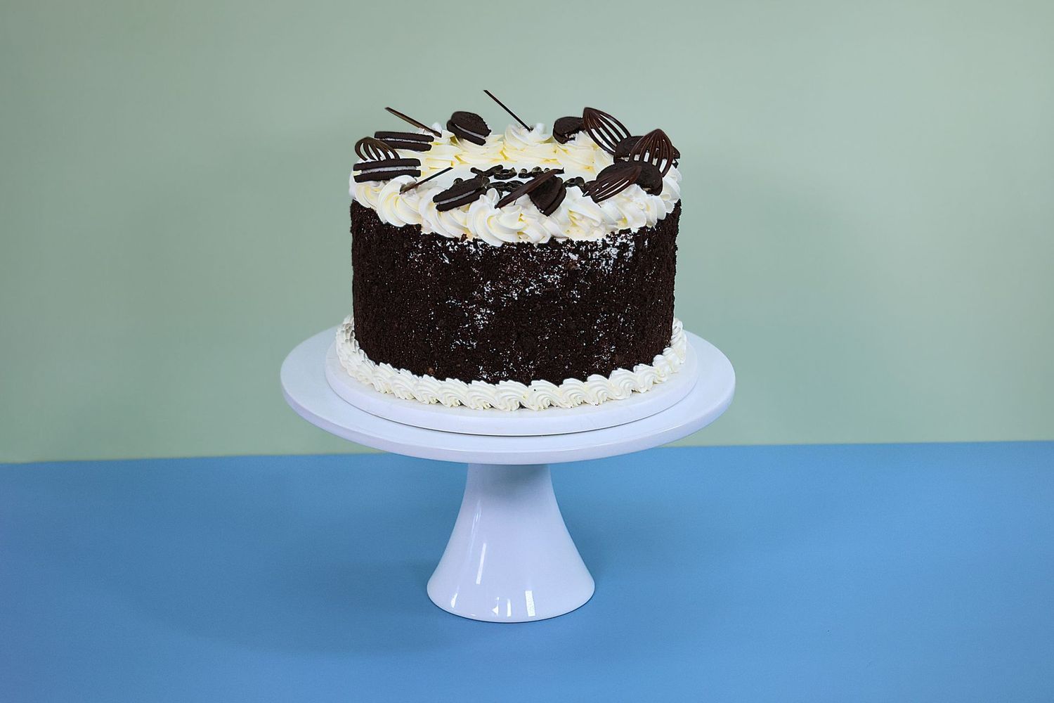 Oreo On top & Oreo Crumbs On side Cake R121