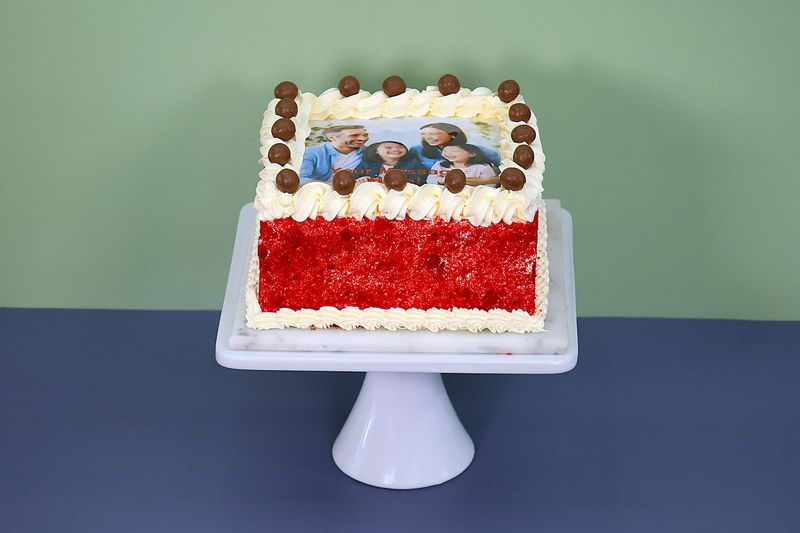 Malteser Topping Red velvet Photo Cake