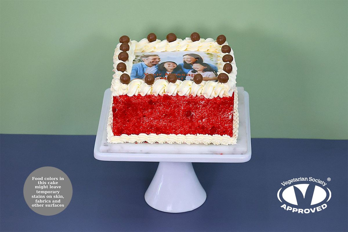 Malteser Topping Red velvet Photo Cake