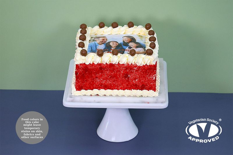 Malteser Topping Red velvet Photo Cake