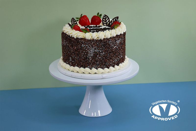 Strawberry With Chocolate Sprinkle On Side Birthday Cake R105