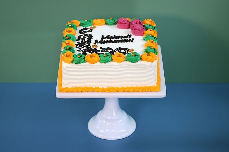 Classic Flowers Mehndi Cake