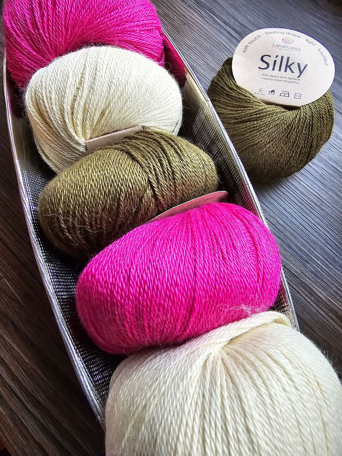 Garnpaket Tuch MINGA (Exklusiv für Munich Knits 2024), Farbe: Original Olive/Weiß/Pink