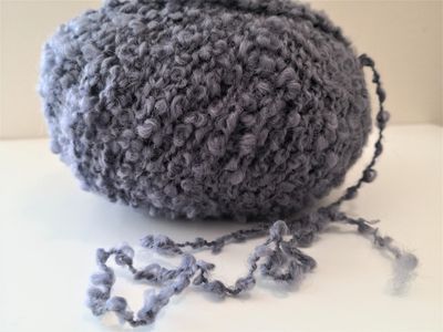 100g Lanamania Bouclé Garn Caracurl in Fb Storm, graublau, 41% feine Wolle, 55% Alpaka, 4% Poly-Trägerfaden