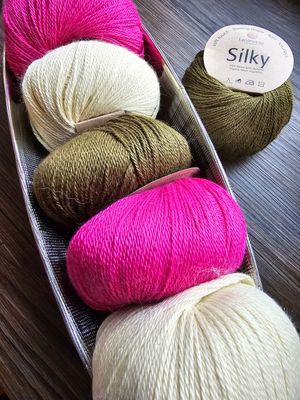 verschiedene Farben von Lanamania Silky Fingering Strickgarn aus 70% Baby Alpaka und 30% Maulbeerseide in 200m/50g