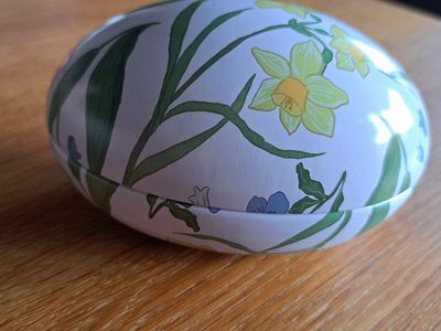 Easter egg filled with luxury yarn, sequins & a knitting pattern for wrist warmers Easter egg filled with luxury yarn, sequins & a knitting pattern for wrist warmers