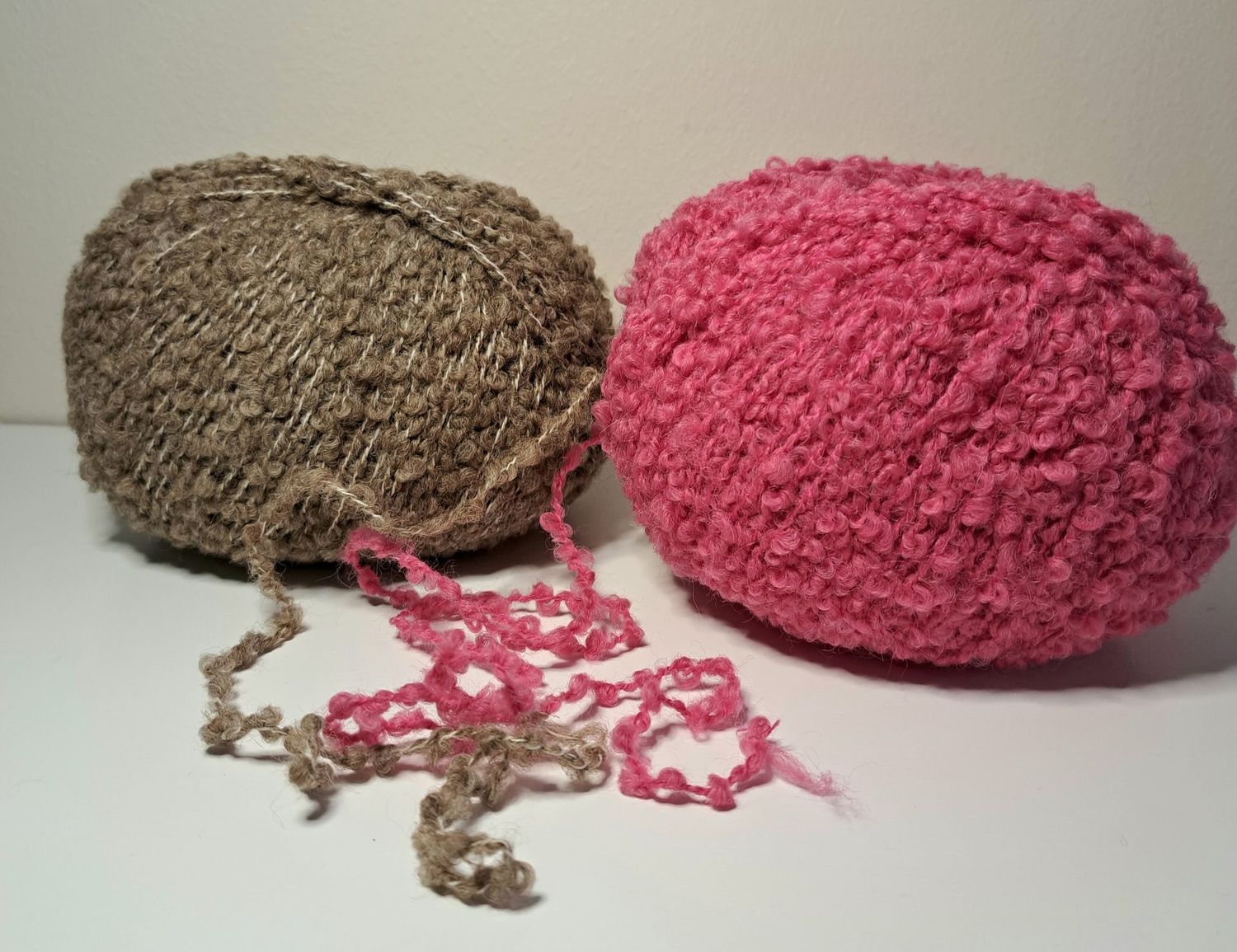 Limited Adventsbox Limited Adventsbox "Stricken im Advent" - verschiedene Farboptionen, Caracurl Farben: Original (Weiß-Hot Pink-Greige)