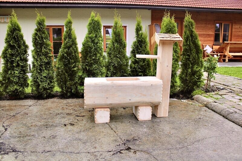 Holzbrunnen ,,Grüneck" eckiger Wassertrog aus Tannenholz