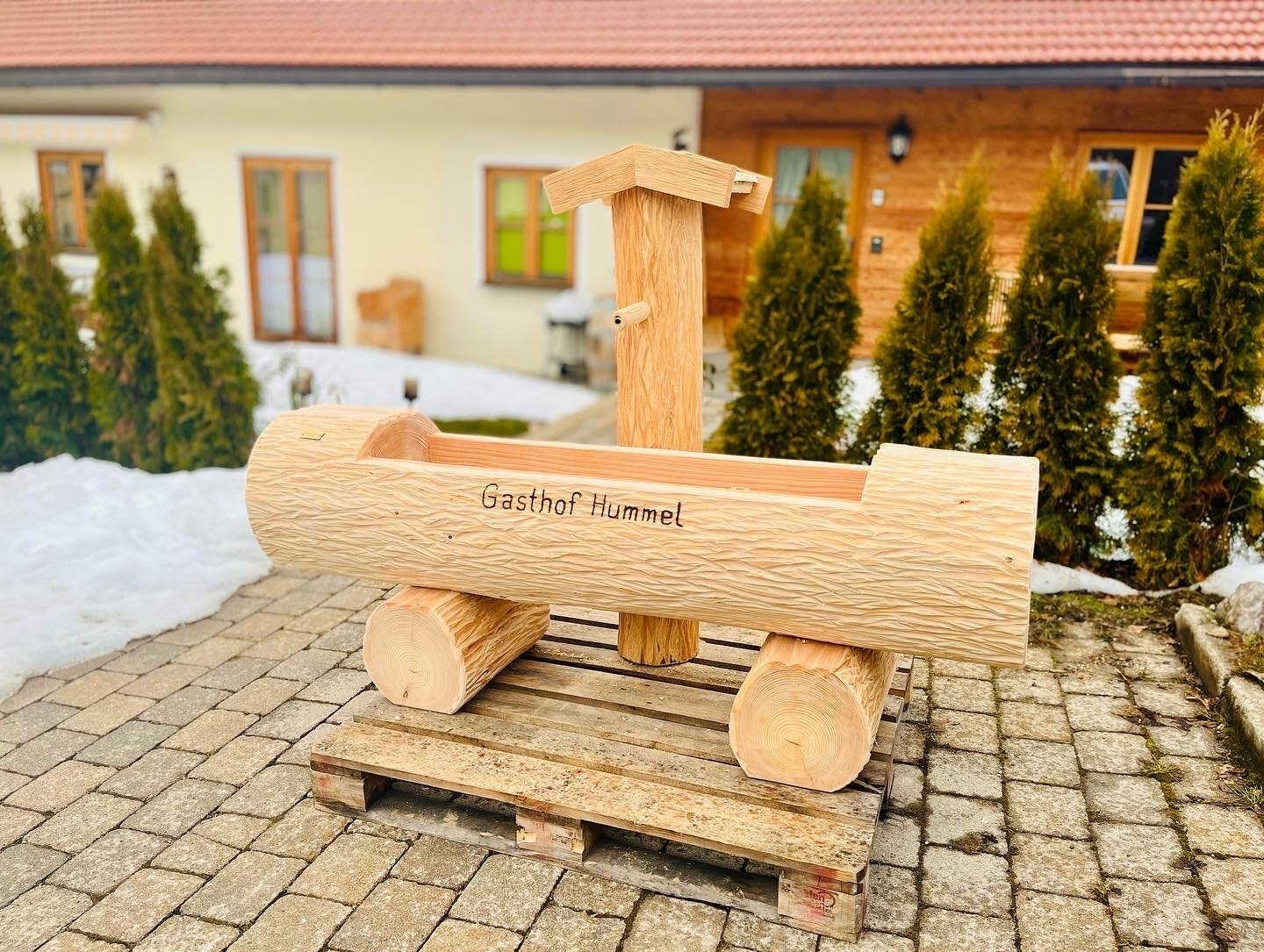 Holzbrunnen aus Lärchenholz mit strukturierter Oberfläche