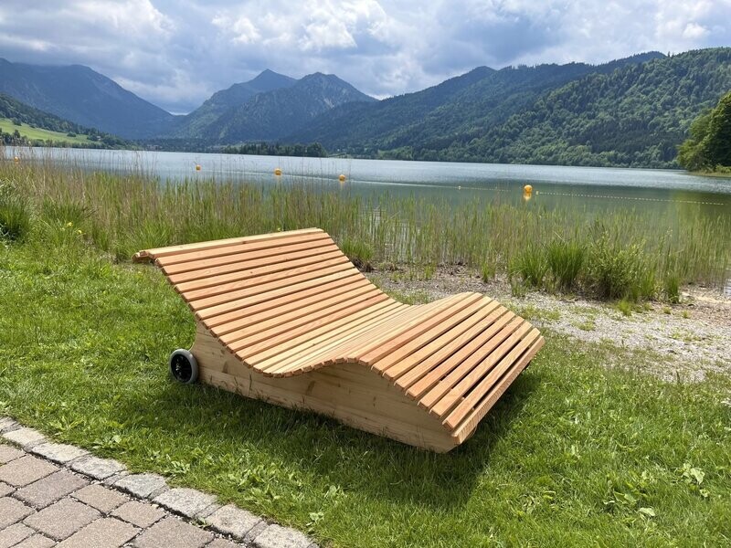 Himmelsliege ,,Eibsee" Relaxliege aus Lärchenholz mit Rädern  ‍