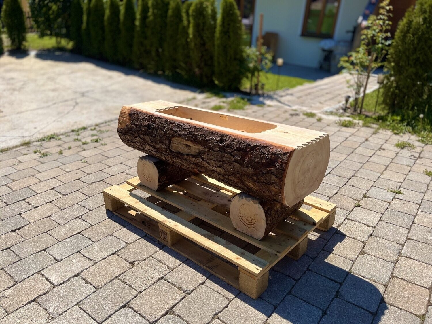 Holzbrunnen ,,Wendelstein'' Wassertrog aus Tannenholz mit Rinde