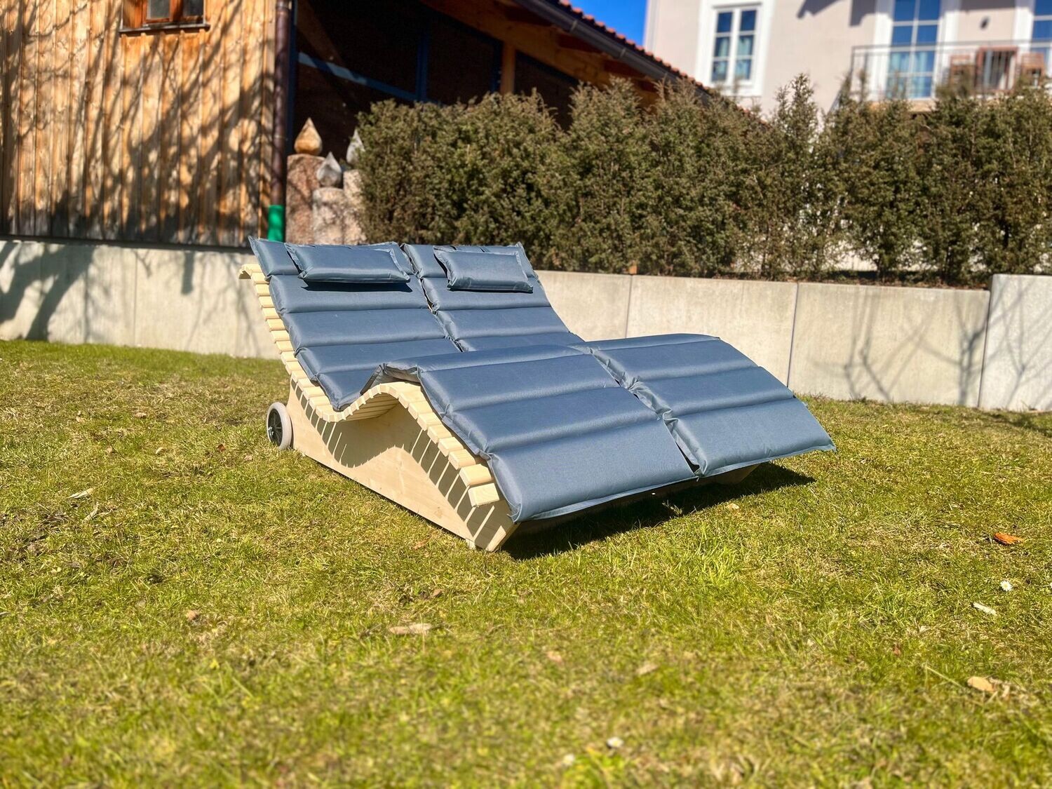 Himmelsliege ,,Hintersee" Relaxliege aus Fichtenholz mit Rädern und Polster  ‍