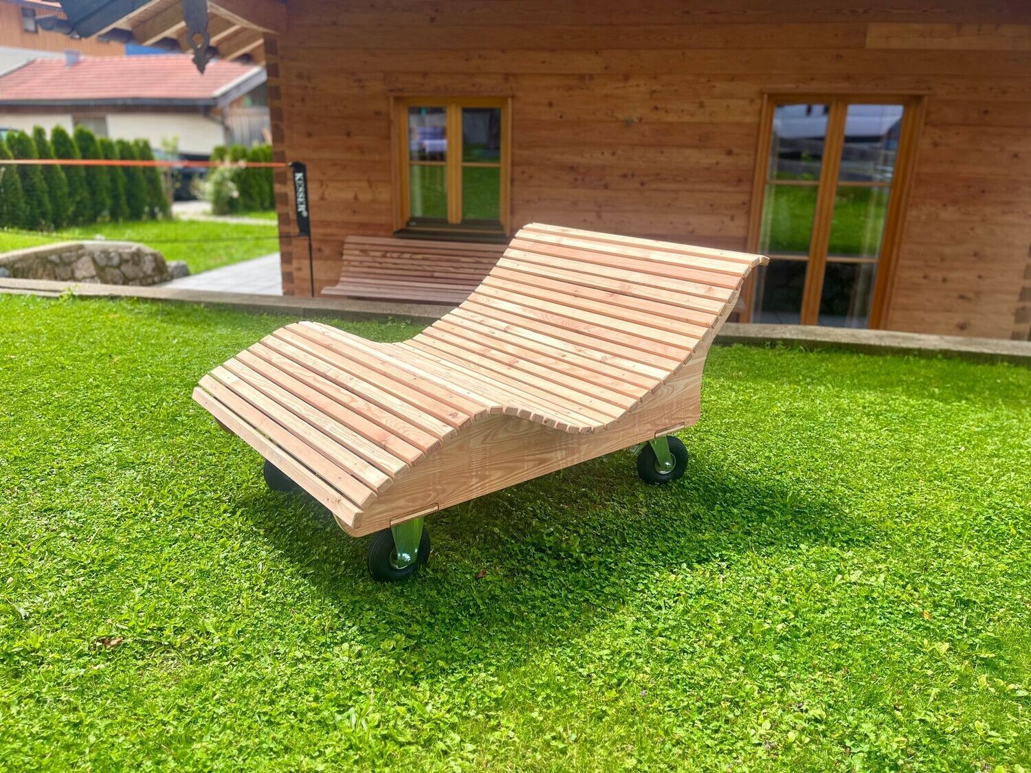 Radliege  ,,Schaalsee" Gartenliege aus Lärchenholz mit Bockrollen