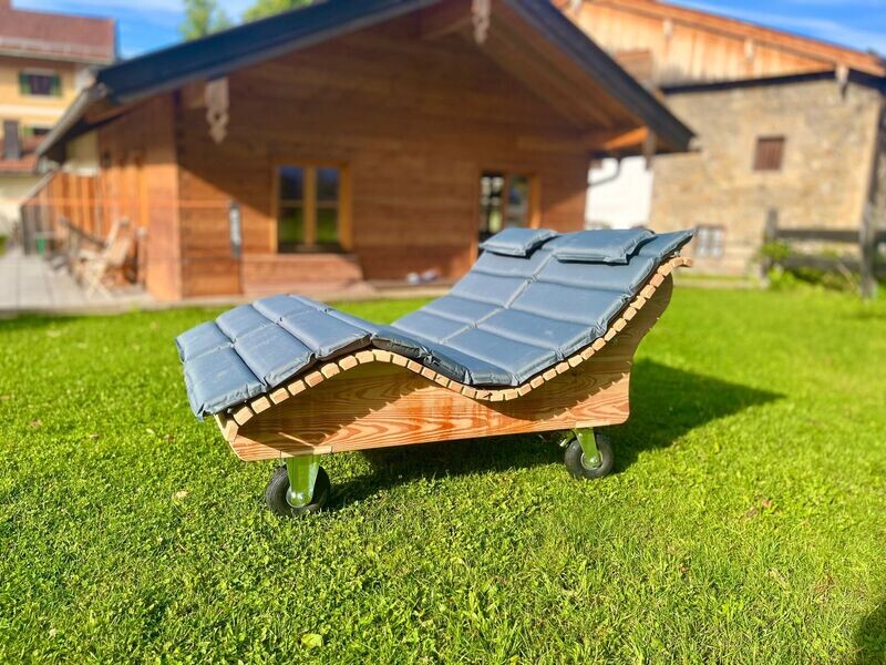 Himmelsliege ,,Schaalsee" aus Lärchenholz mit Bockrollen und Polster