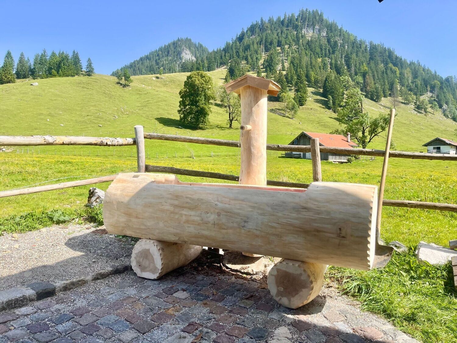 Baumstammbrunnen aus Tannenholz mit Schindeldach