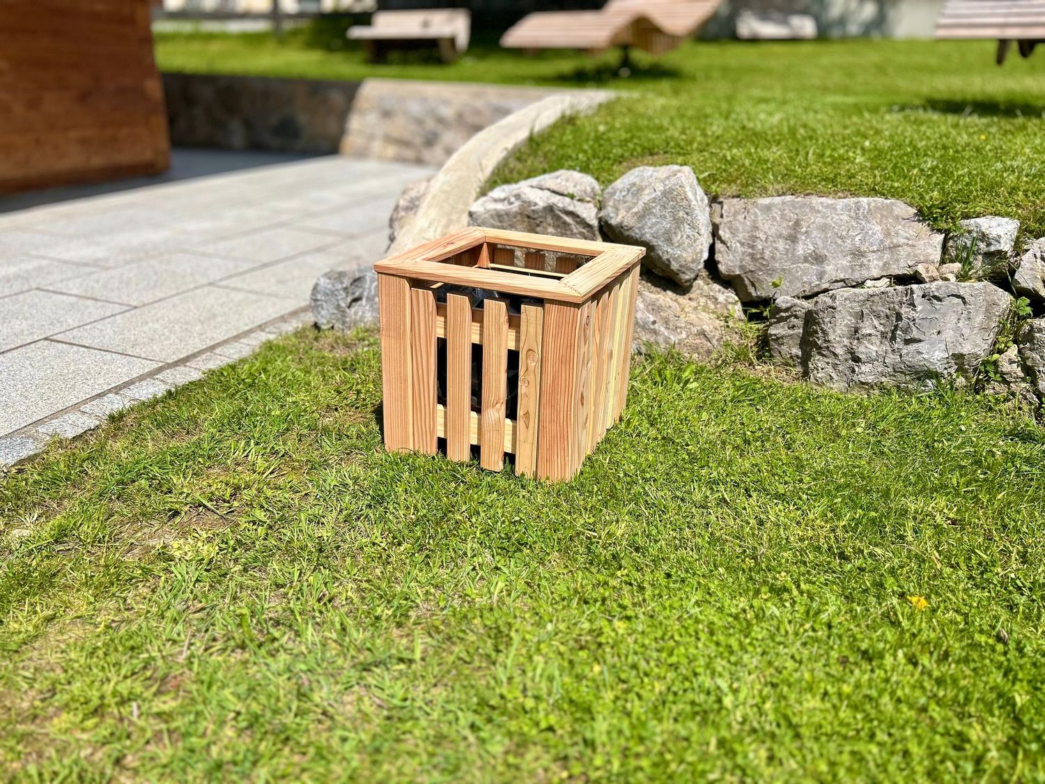 Pflanzkasten aus Lärchenholz zum Bepflanzen, Maße: 40x40x40cm (l/b/h)