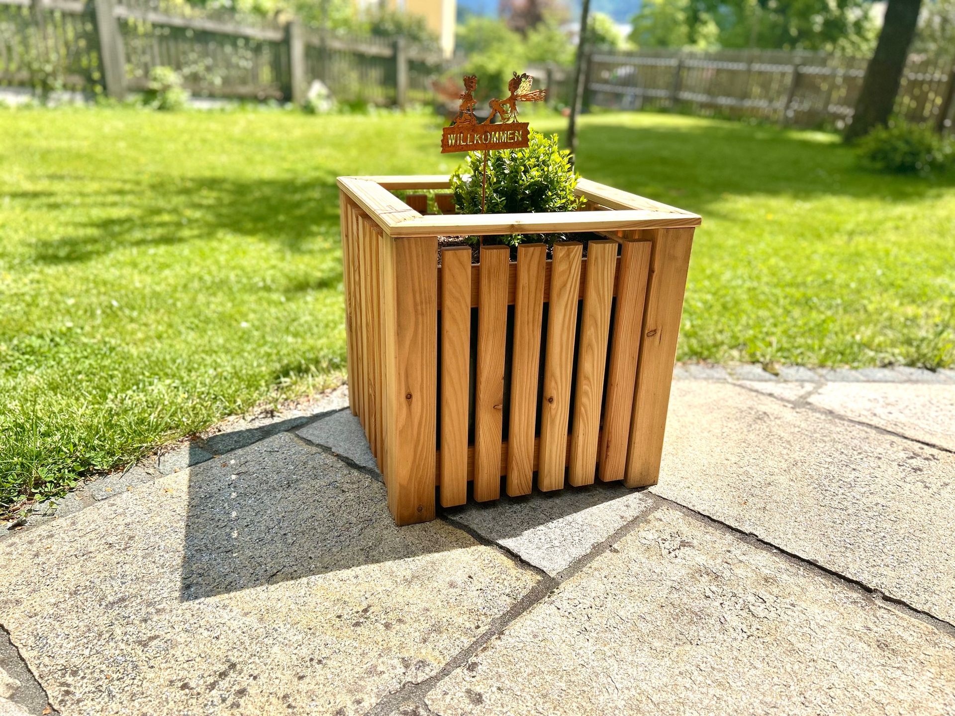 Pflanzkasten aus Lärchenholz zum Bepflanzen