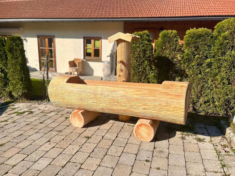 Holzbrunnen aus Lärchenholz mit strukturierter Oberfläche