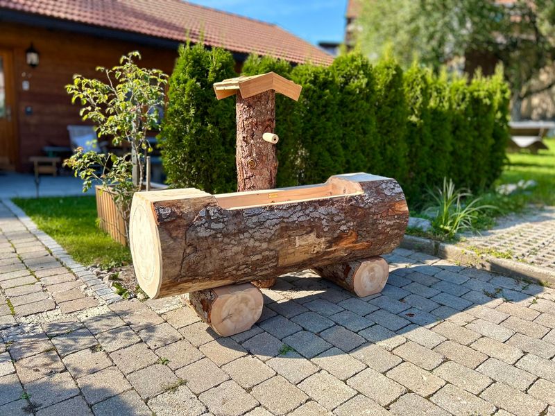 Wassertrog mit Rinde aus einem Baumstamm