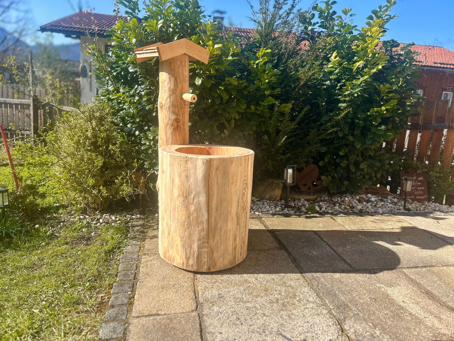 Holzbrunnen ,,Vogelsang" stehender Baumstammbrunnen aus Lärchenholz