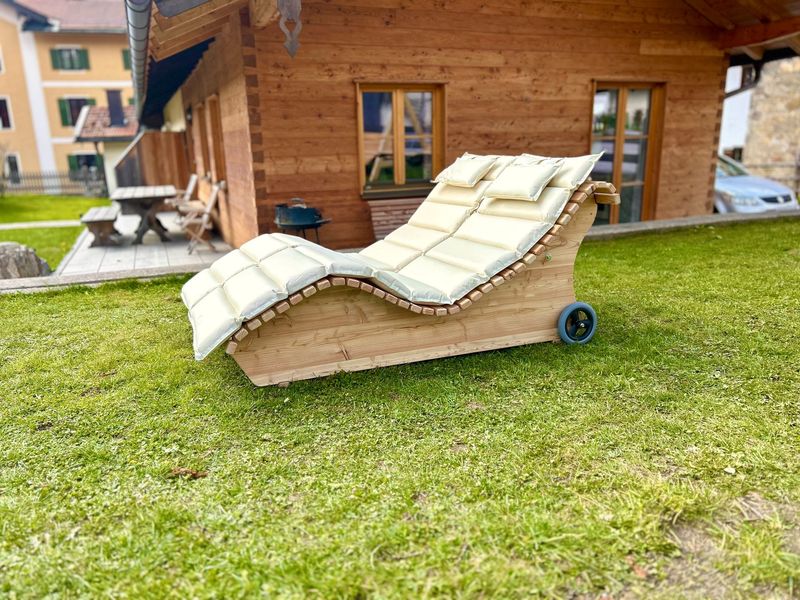 Himmelsliege ,,Eibsee" Relaxliege aus Lärchenholz mit Rädern und Polster  ‍