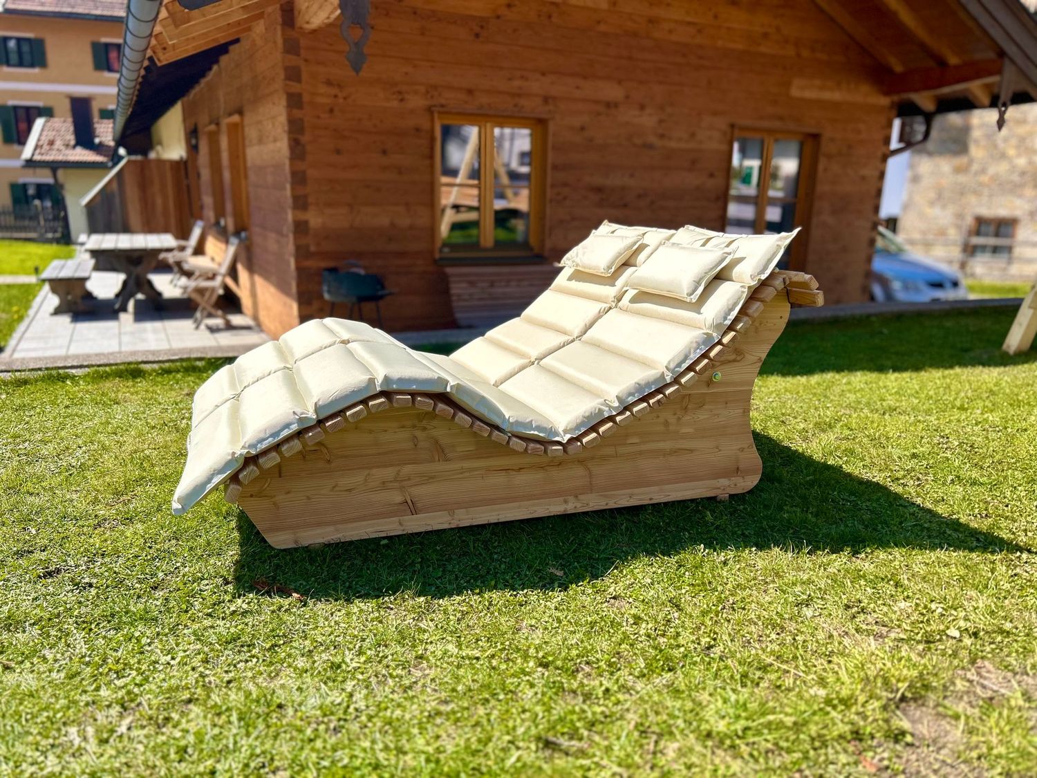 Himmelsliege ,,Schliersee" Relaxliege aus Lärchenholz mit Polster, Polsterfarbe: Creme Weiß