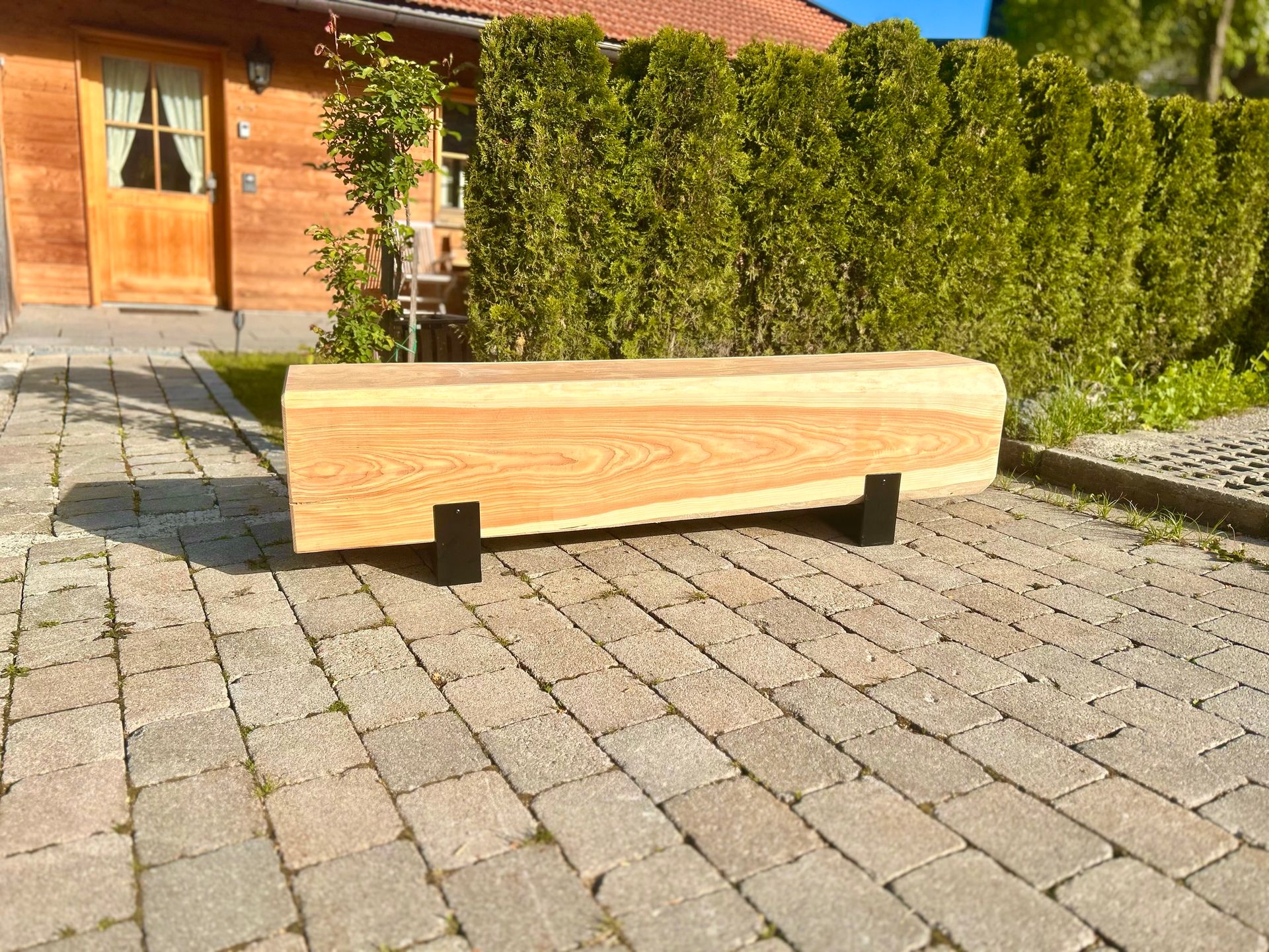 Baumstammbank eckig aus Lärchenholz mit Metallfüßen