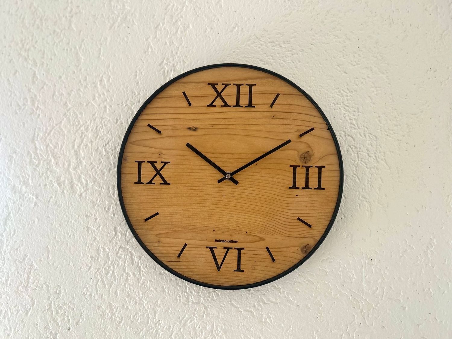 Wanduhr aus Altholz