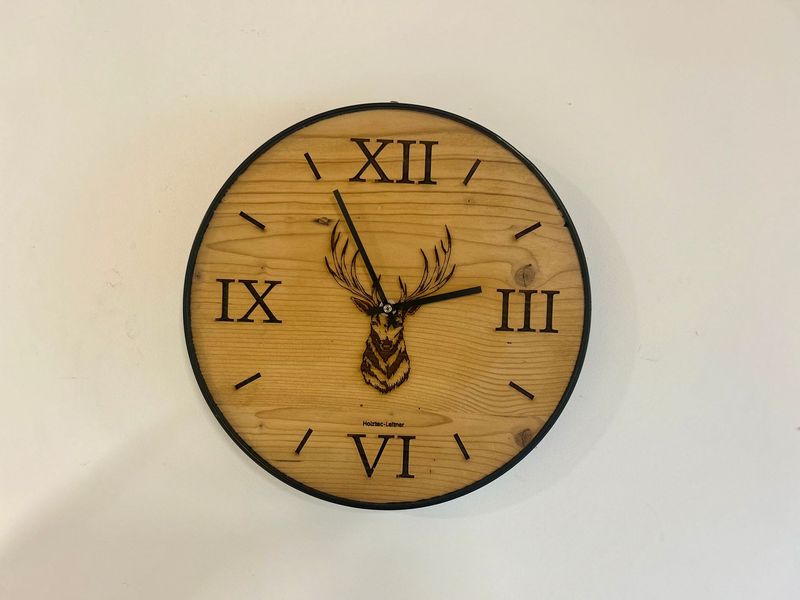 Wanduhr aus Altholz mit Hirschmotiv