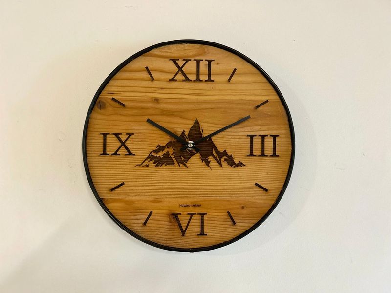Wanduhr aus Altholz mit Berg Silhouette