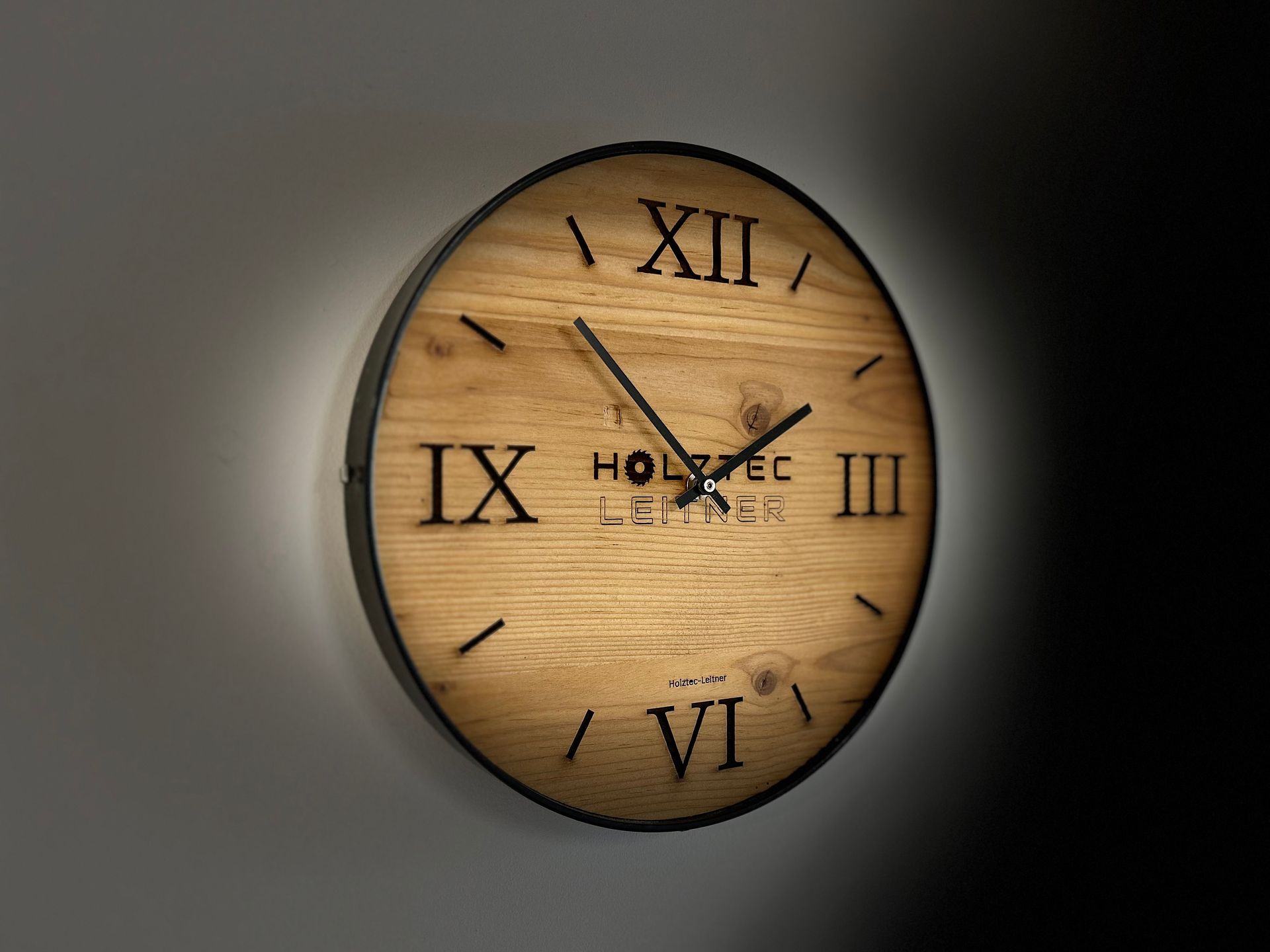 Wanduhr aus Altholz mit eigenem Logo