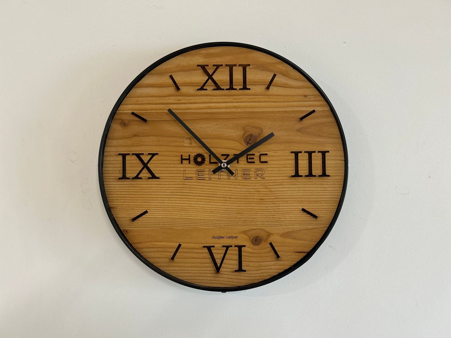 Wanduhr aus Altholz mit eigenem Logo