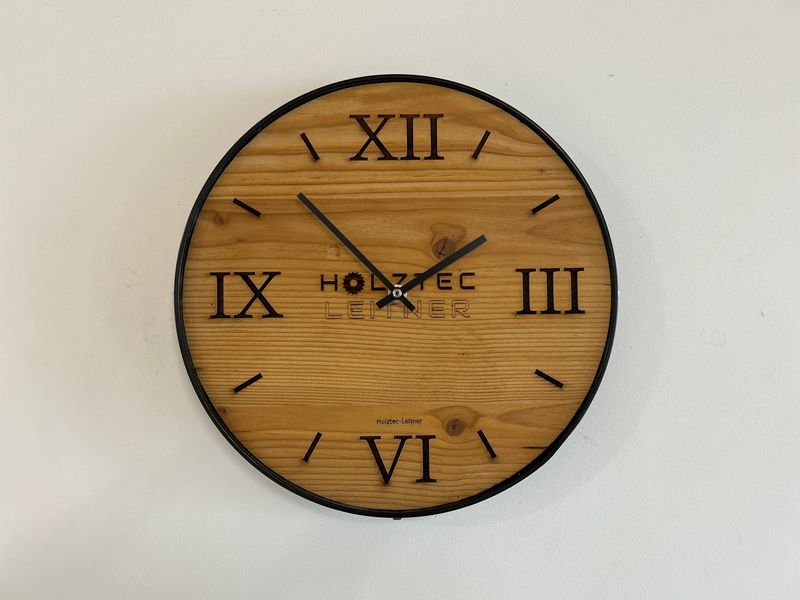 Wanduhr aus Altholz mit eigenem Logo