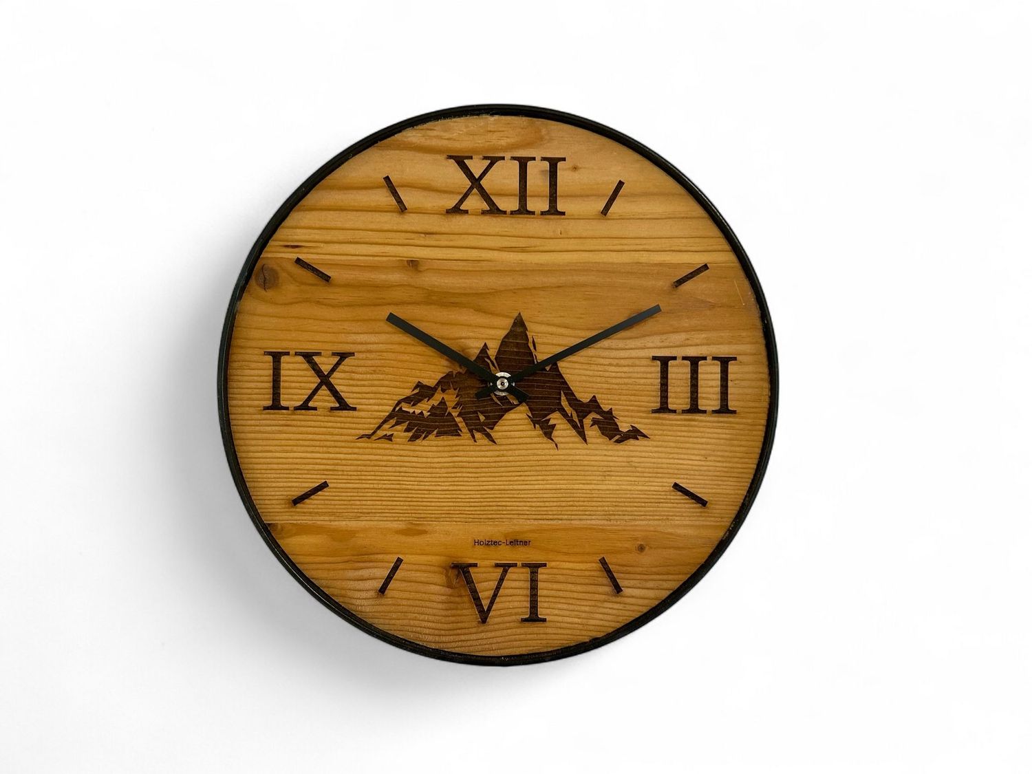 Wanduhr aus Altholz mit Bergsilhouette