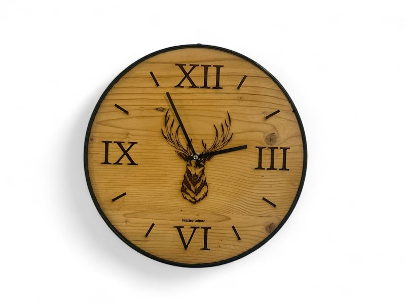 Wanduhr aus Altholz mit Hirschkopf