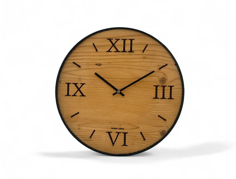 Wanduhr aus Altholz