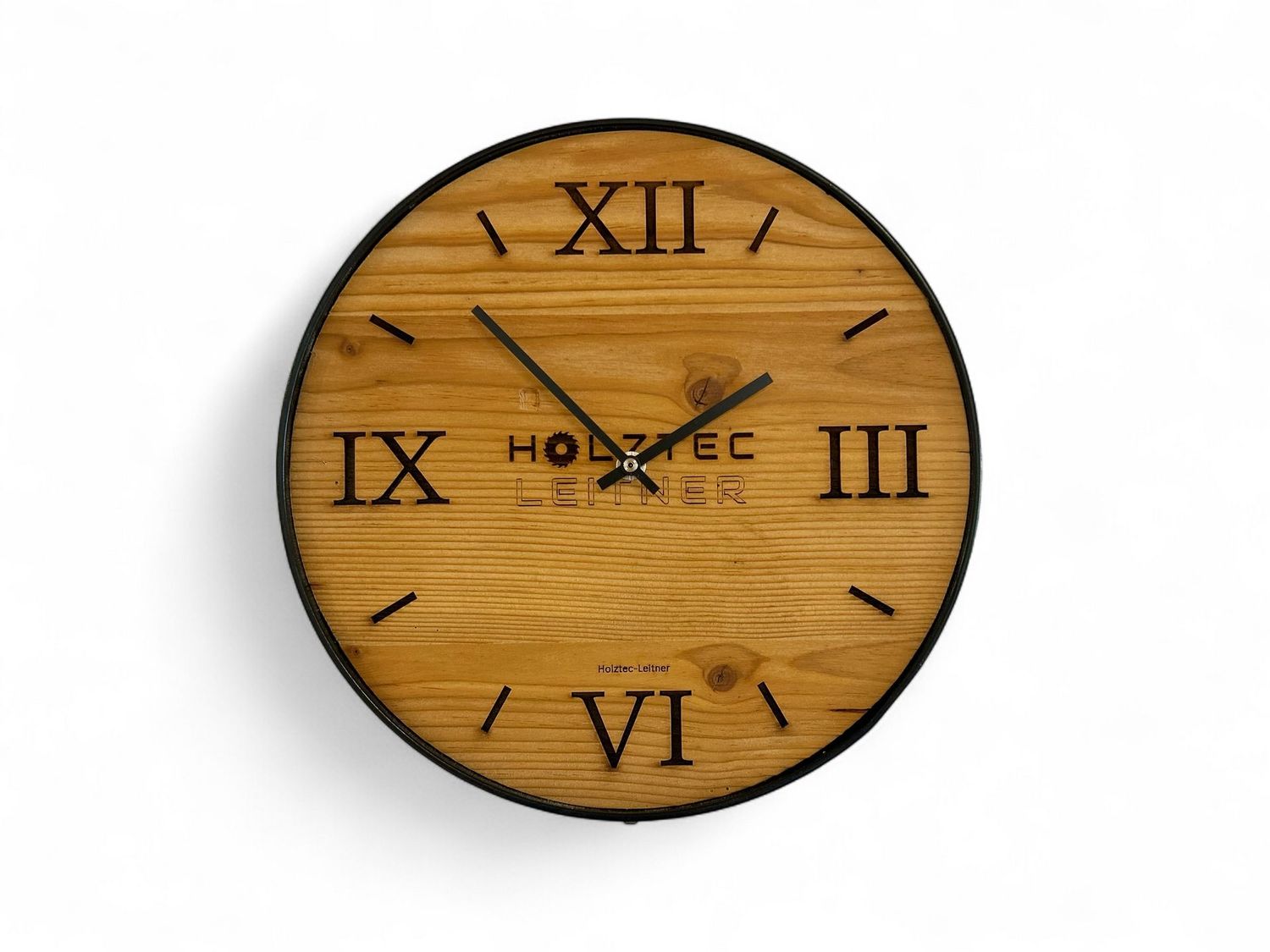 Wanduhr aus Altholz mit eigenem Logo