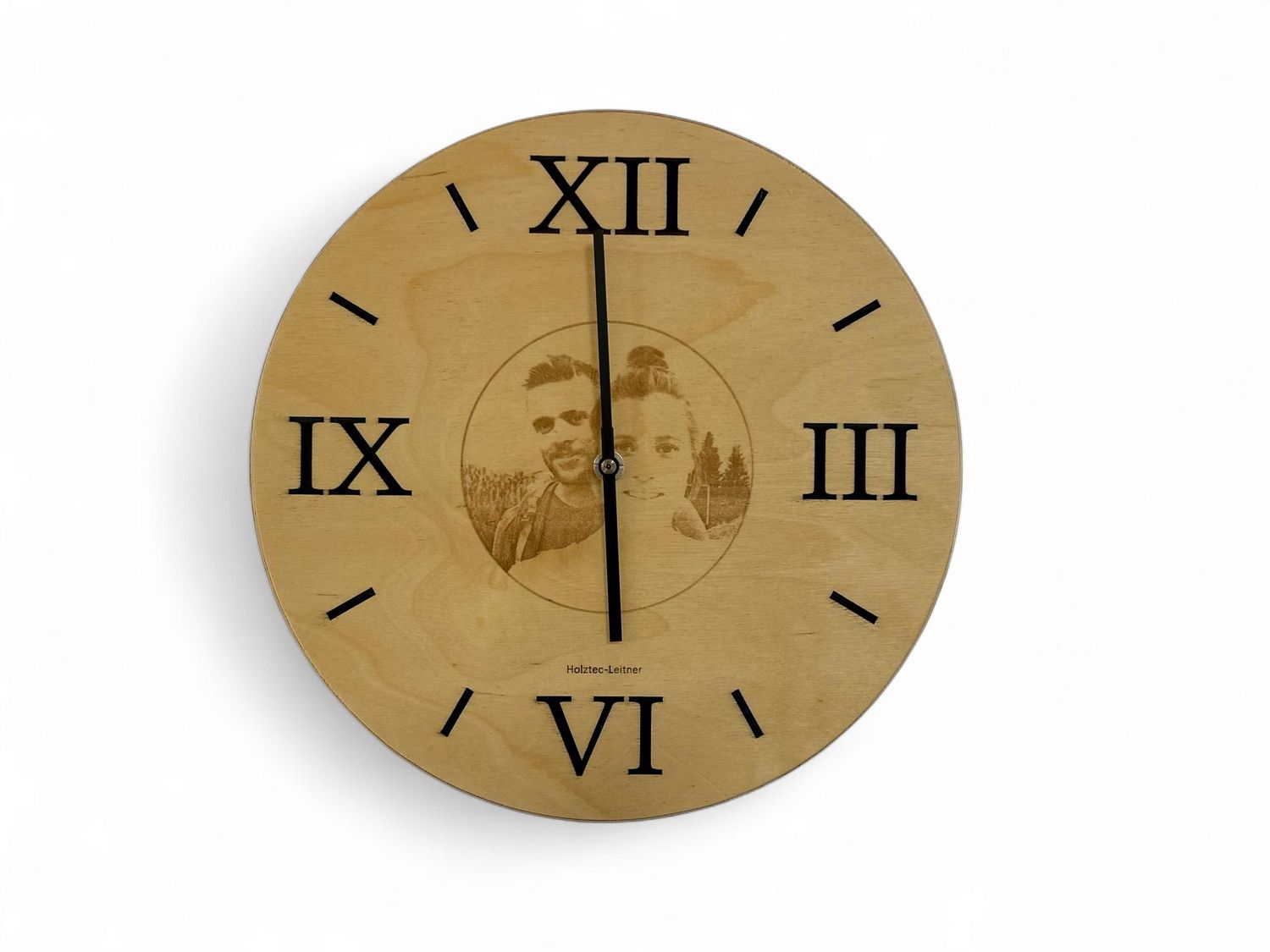 Wanduhr aus Birkenholz mit eigenem Motiv ringlos