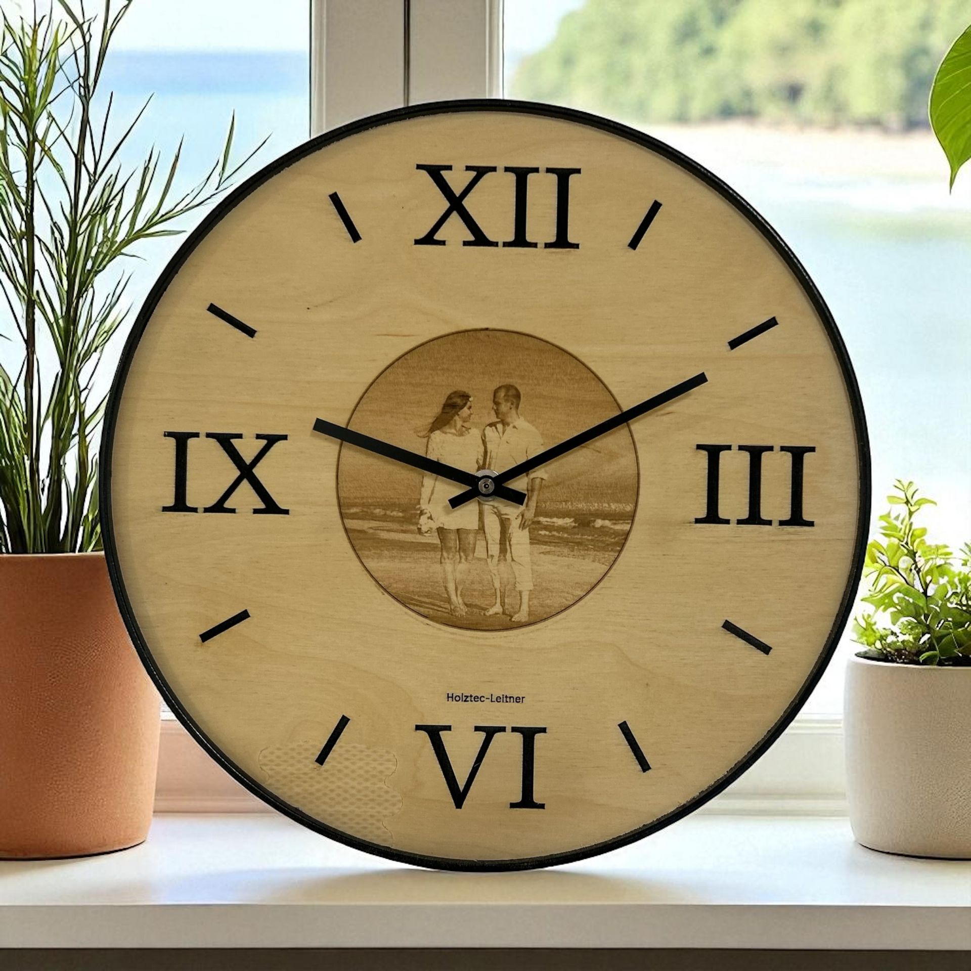 Wanduhr aus Birkenholz mit eigenem Motiv und Metallring