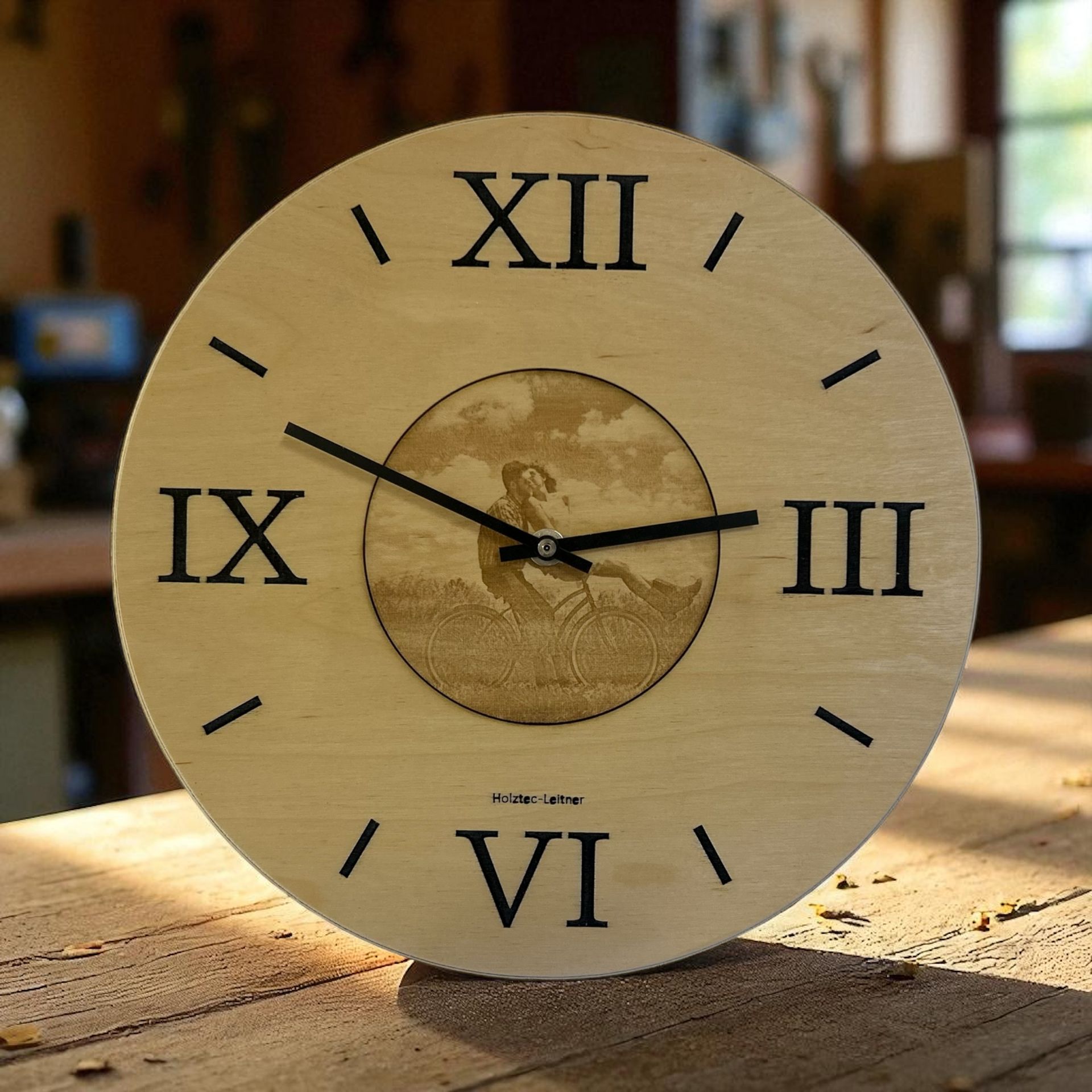 Wanduhr aus Birkenholz mit eigenem Motiv ringlos