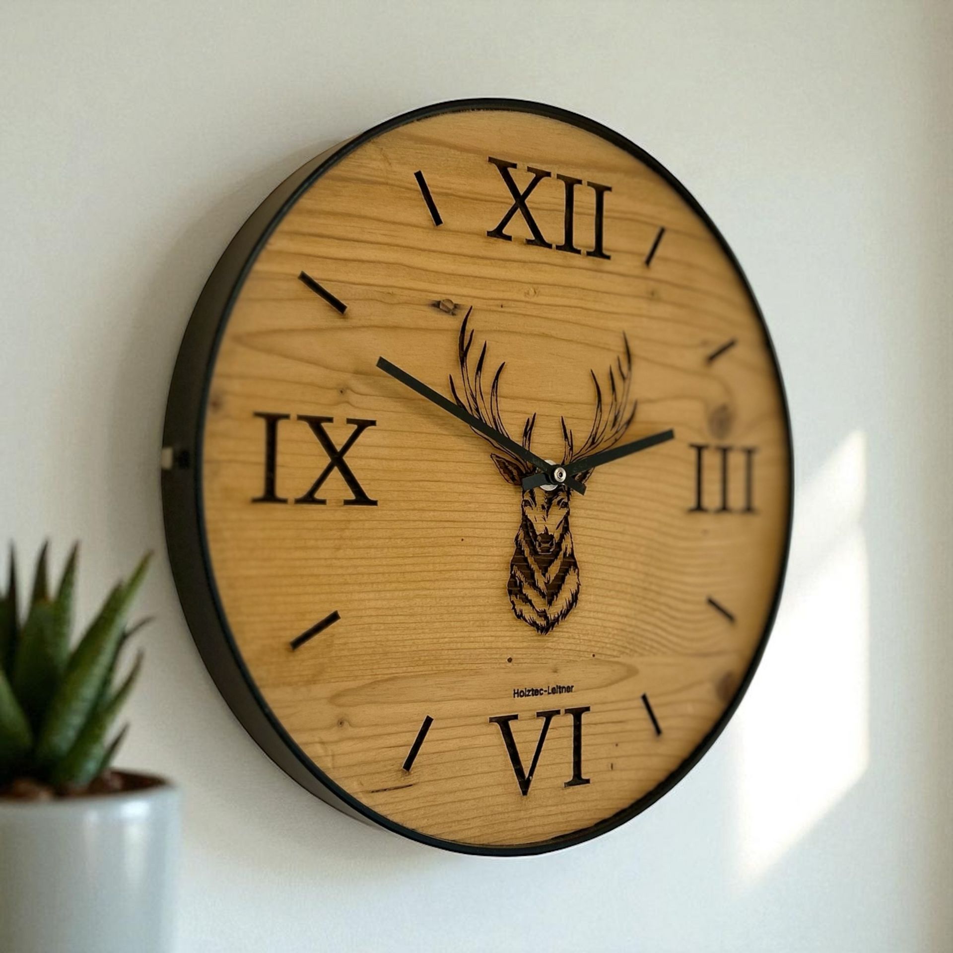 Wanduhr aus Altholz mit Hirschkopf