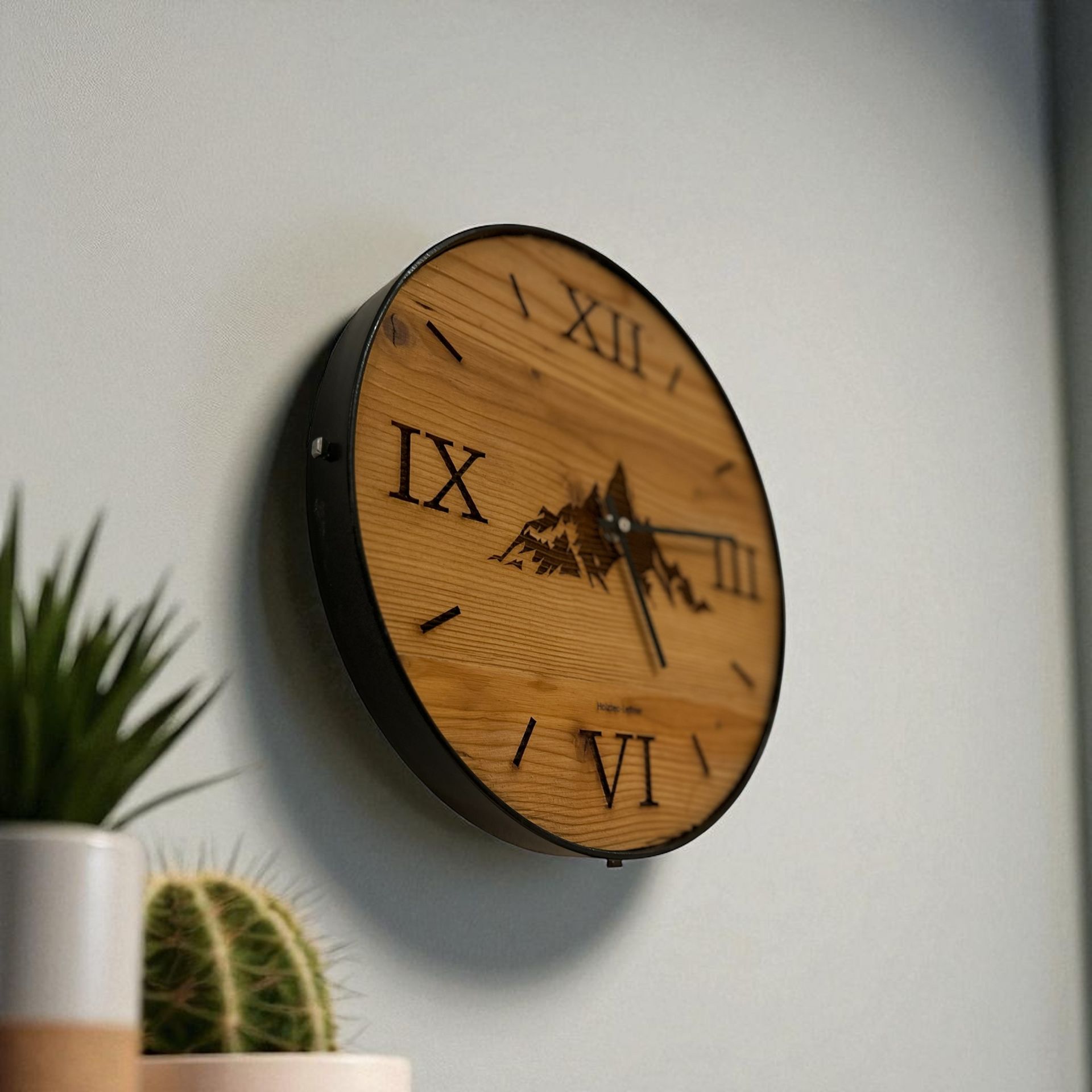 Wanduhr aus Altholz mit Bergsilhouette