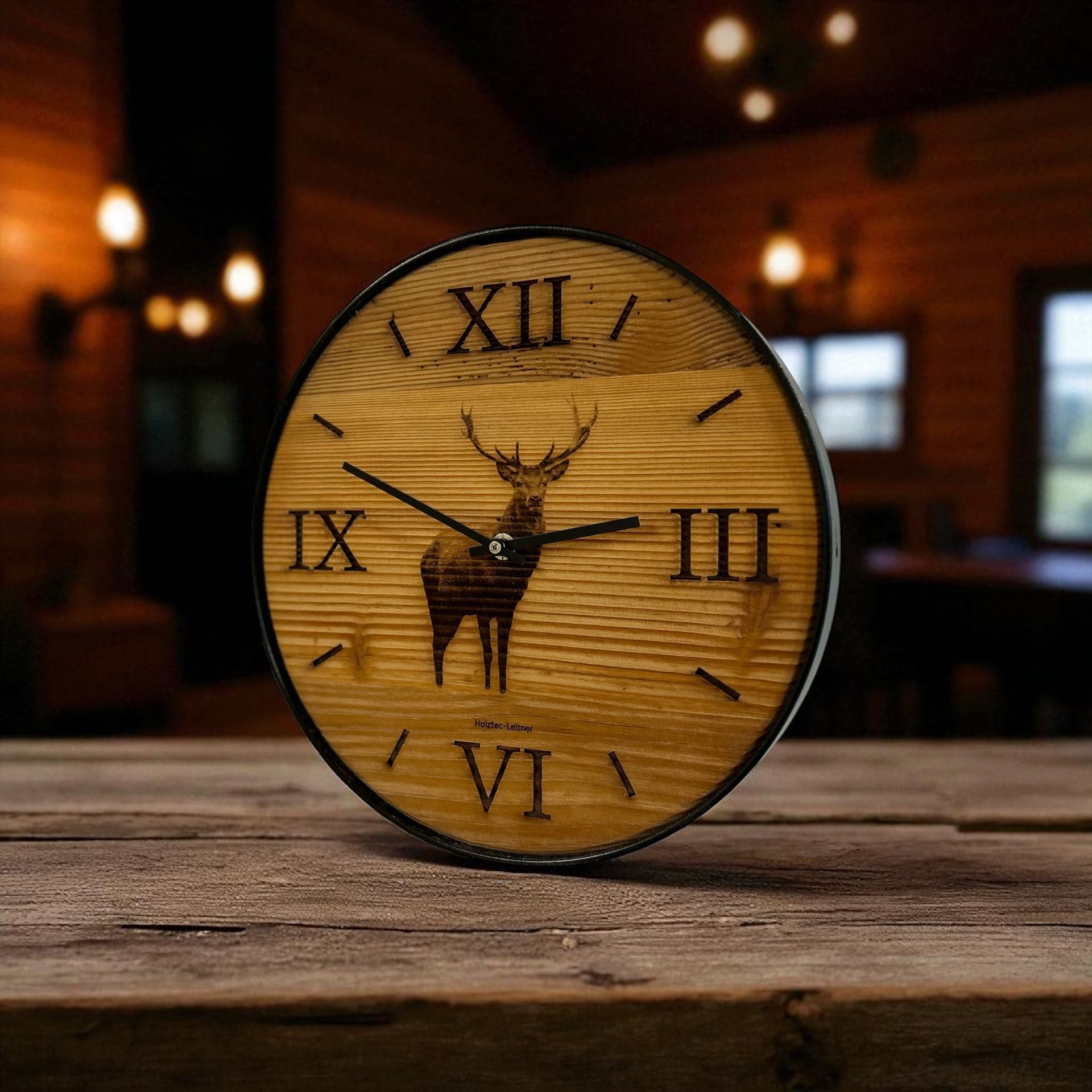 Wanduhr aus Altholz mit Hirschsilhouette