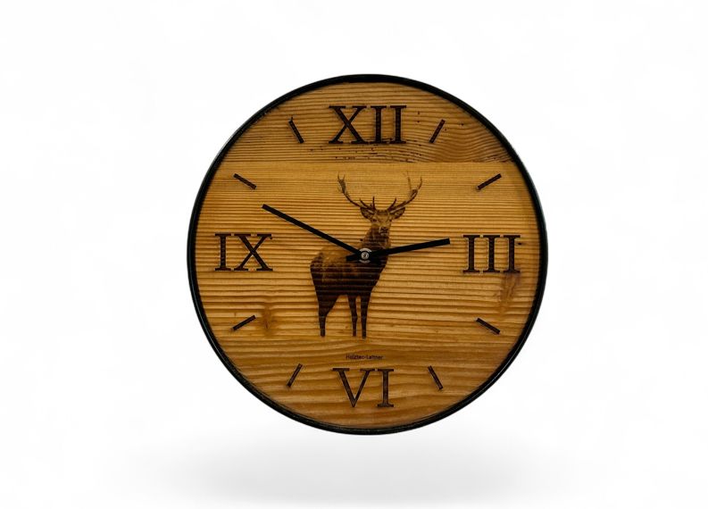 Wanduhr aus Altholz mit Hirschsilhouette